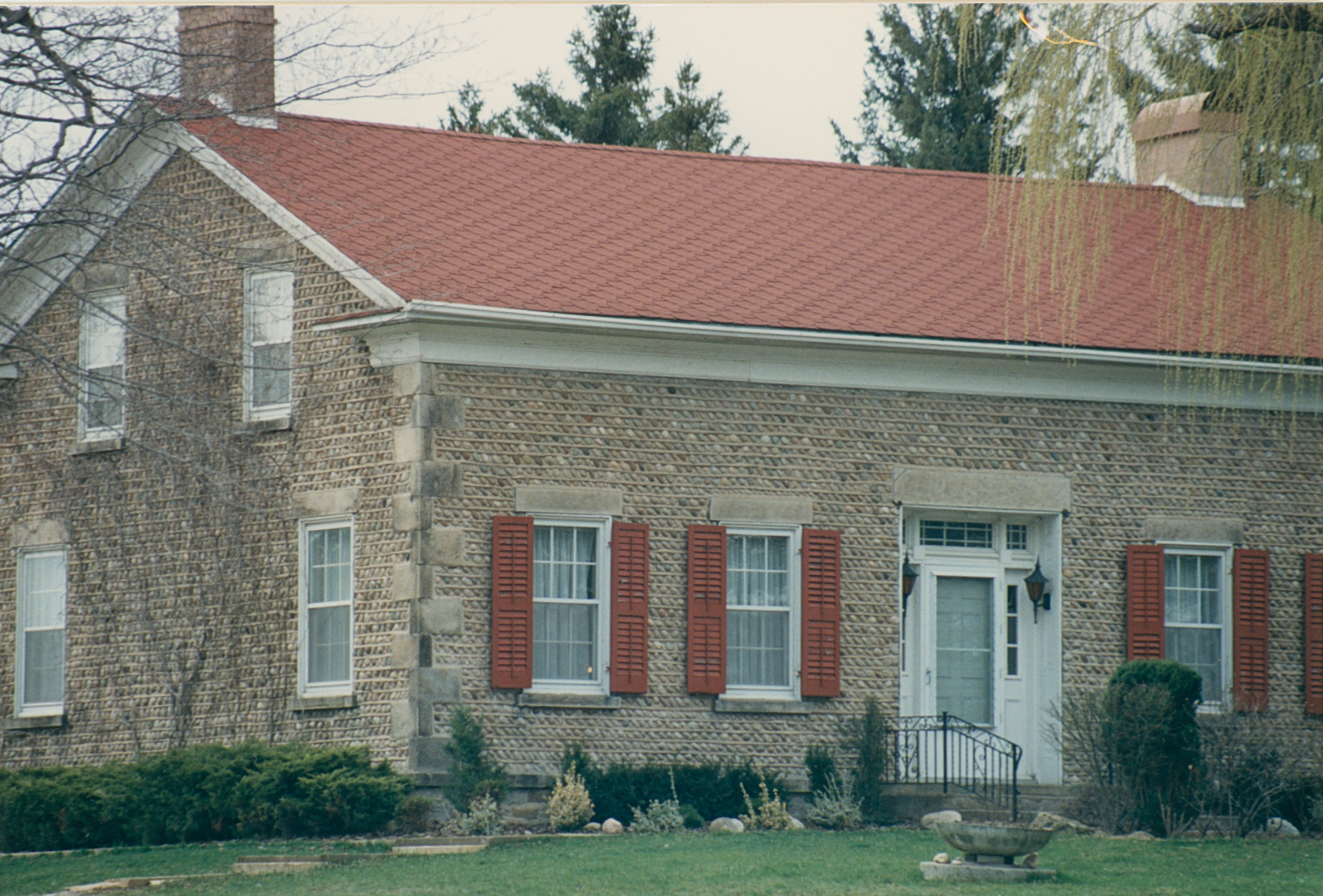 Bra-13 207 West River Rd 1